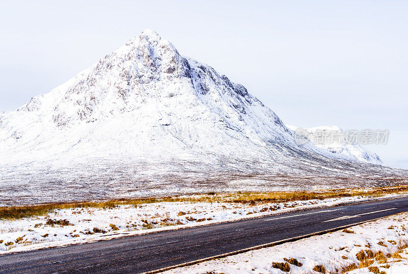 经过格伦科Buachaille Etive more的A82公路